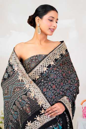 Geroo Jaipur_Black Silk, Modal Scoop Neck Ajrakh Print Saree With Blouse _Online