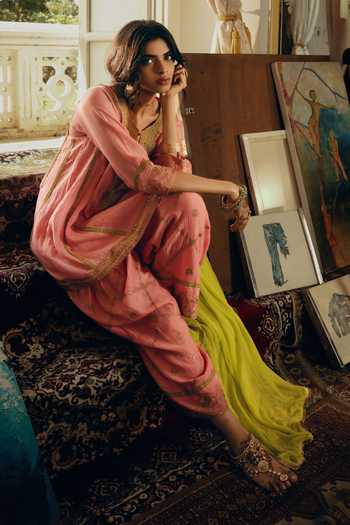 Nimbu Mirchi_Pink Chanderi Round Neck, Yes Gulaab Embroidered Kurta Set _at_Aza_Fashions