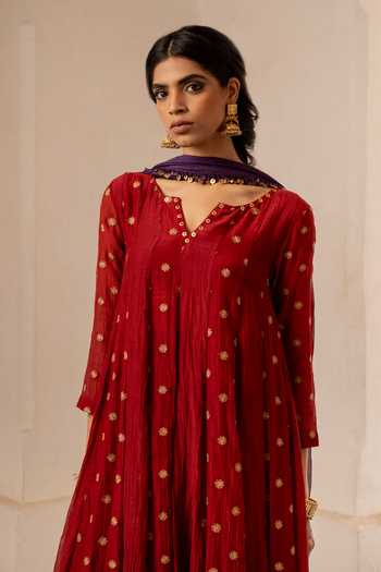 Nimbu Mirchi_Red Chanderi, Silk, Viscose V-neck Tara Embroidered Kurta Set _Online_at_Aza_Fashions