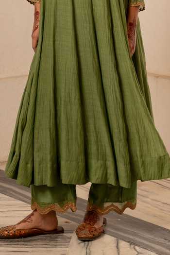 Nimbu Mirchi_Olive Green Chanderi, Viscose, Silk V-neck, Yes Myra Pleated Kurta Set _Online_at_Aza_Fashions