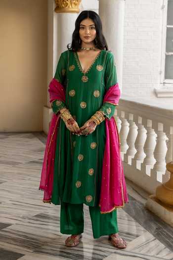 Nimbu Mirchi_Green Chanderi, Silk, Viscose V-neck, Yes Zara Embroidered Kurta Set _Online_at_Aza_Fashions