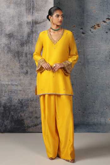 Buy_Label Niti Bothra_Yellow Silk, Organza, Chanderi, Tencel V-neck, Yes Mehrang V Short Kurta Set _Online_at_Aza_Fashions