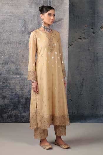 Buy_Label Niti Bothra_Ivory Silk, Chanderi, Kota Doria Keyhole Neck, Mehrang Embroidered Kurta Set _Online_at_Aza_Fashions