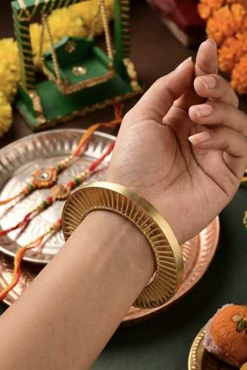 Buy_Zaza By Somya_Gold Plated The Cuff Link Bracelet _at_Aza_Fashions