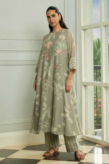 Vaayu_Grey Cotton, Muslin Round Neck, Yes Slate Thread Embroidered Kurta And Pant Set _Online_at_Aza_Fashions