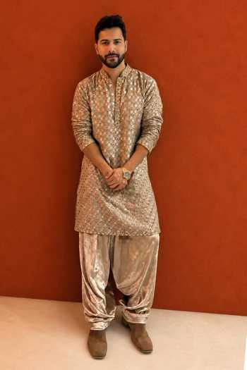 Buy_Itrh_Gold Brocade, Velvet Reyaan Embroidered Kurta Set _at_Aza_Fashions