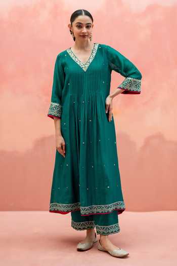 AM by Anita Mittal_Green Chanderi V-neck, Yes Sitara Embroidered A-line Kurta Set _Online_at_Aza_Fashions