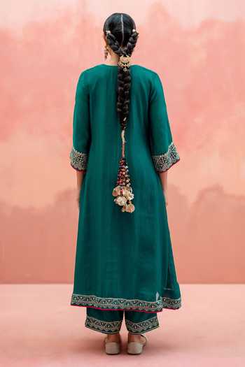 Shop_AM by Anita Mittal_Green Chanderi V-neck, Yes Sitara Embroidered A-line Kurta Set _at_Aza_Fashions