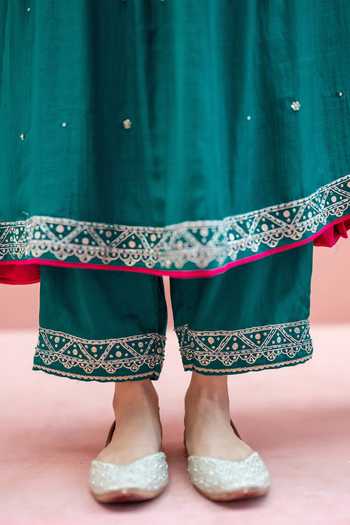 AM by Anita Mittal_Green Chanderi V-neck, Yes Sitara Embroidered A-line Kurta Set _at_Aza_Fashions