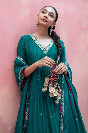 Buy_AM by Anita Mittal_Green Chanderi V-neck, Yes Sitara Embroidered A-line Kurta Set 
