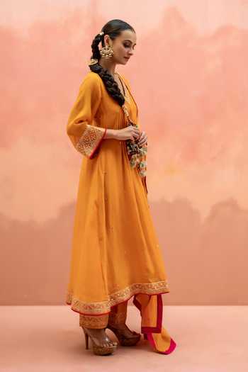 AM by Anita Mittal_Orange Chanderi V-neck, Yes Sitara Embroidered Mul Kurta Set _Online_at_Aza_Fashions