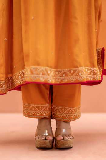 Shop_AM by Anita Mittal_Orange Chanderi V-neck, Yes Sitara Embroidered Mul Kurta Set _Online_at_Aza_Fashions