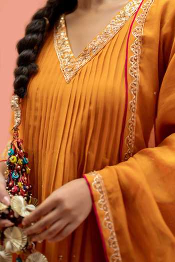 Buy_AM by Anita Mittal_Orange Chanderi V-neck, Yes Sitara Embroidered Mul Kurta Set 