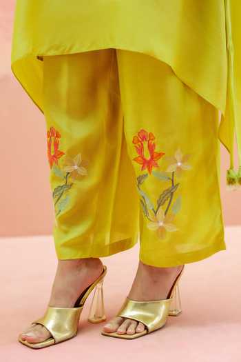 AM By Anita Mittal_Yellow Muslin Round Neck, Yes Firefly Kurta And Pant Embroidered Co-ord Set _Online