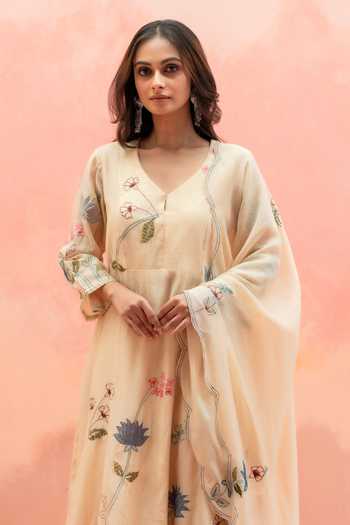 Buy_AM by Anita Mittal_Beige Chanderi V-neck Falak Mul Anarkali Set _Online_at_Aza_Fashions