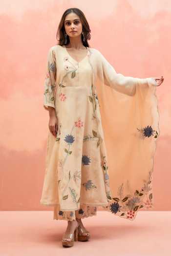 Shop_AM by Anita Mittal_Beige Chanderi V-neck Falak Mul Anarkali Set 