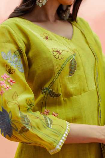 AM by Anita Mittal_Green Chanderi V-neck Falak Floral Embroidered Anarkali Pant Set _at_Aza_Fashions