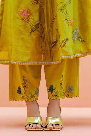 Buy_AM by Anita Mittal_Green Chanderi V-neck Falak Floral Embroidered Anarkali Pant Set 