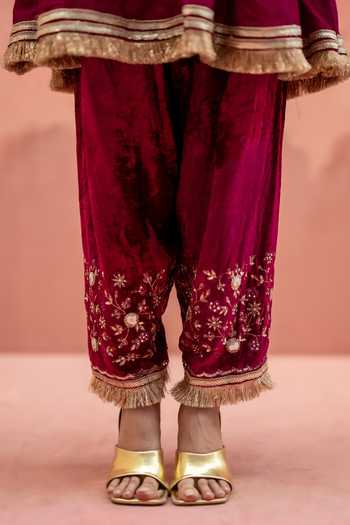 Buy_AM by Anita Mittal_Red Silk V-neck Anjum Embroidered Anarkali Salwar Set 