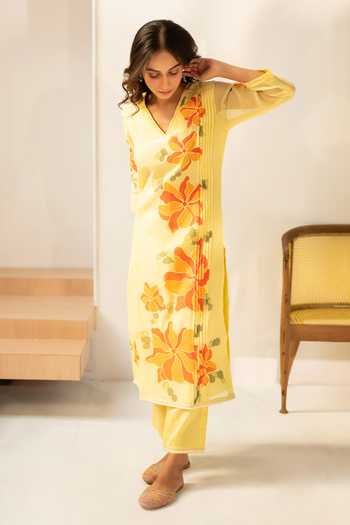 AM by Anita Mittal_Yellow Cotton V-neck Zoya Floral Embroidered Kurta Set _Online_at_Aza_Fashions