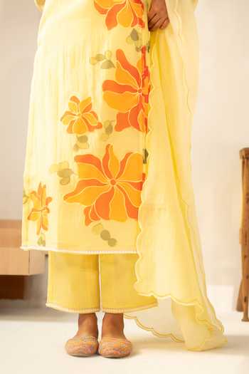 Buy_AM by Anita Mittal_Yellow Cotton V-neck Zoya Floral Embroidered Kurta Set _Online_at_Aza_Fashions