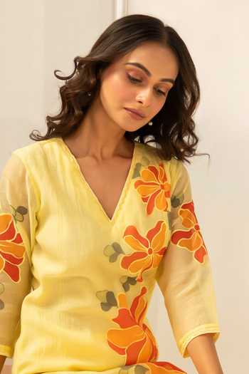 AM by Anita Mittal_Yellow Cotton V-neck Zoya Floral Embroidered Kurta Set _at_Aza_Fashions