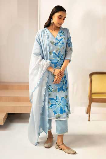 AM by Anita Mittal_Blue Cotton V-neck Zoya Floral Embroidered Kurta Set _Online_at_Aza_Fashions