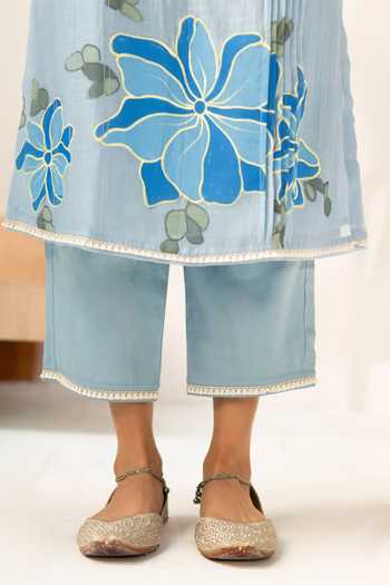 Buy_AM by Anita Mittal_Blue Cotton V-neck Zoya Floral Embroidered Kurta Set _Online_at_Aza_Fashions