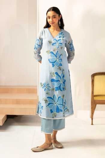 Shop_AM by Anita Mittal_Blue Cotton V-neck Zoya Floral Embroidered Kurta Set _Online_at_Aza_Fashions