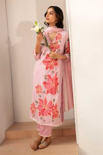 Buy_AM by Anita Mittal_Pink Cotton V-neck Zoya Embroidered Kurta Set _Online_at_Aza_Fashions