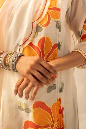 Buy_AM by Anita Mittal_Off White Cotton Zoya Embroidered Straight Kurta Set 