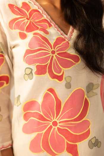 AM by Anita Mittal_Off White Cotton V-neck, Yes Zoya Embroidered Kurta Set _Online_at_Aza_Fashions