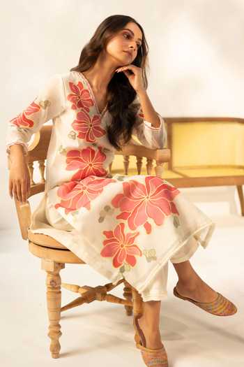 Buy_AM by Anita Mittal_Off White Cotton V-neck, Yes Zoya Embroidered Kurta Set _Online_at_Aza_Fashions