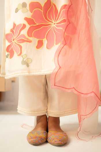AM by Anita Mittal_Off White Cotton V-neck, Yes Zoya Embroidered Kurta Set _at_Aza_Fashions