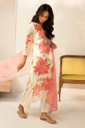 Buy_AM by Anita Mittal_Off White Cotton V-neck, Yes Zoya Embroidered Kurta Set 