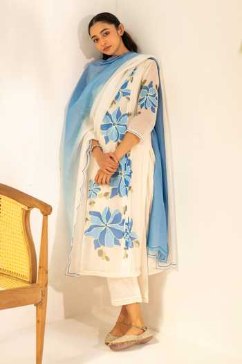 Buy_AM by Anita Mittal_Off White Cotton Round Neck Zoya Embroidered Kurta Set _at_Aza_Fashions