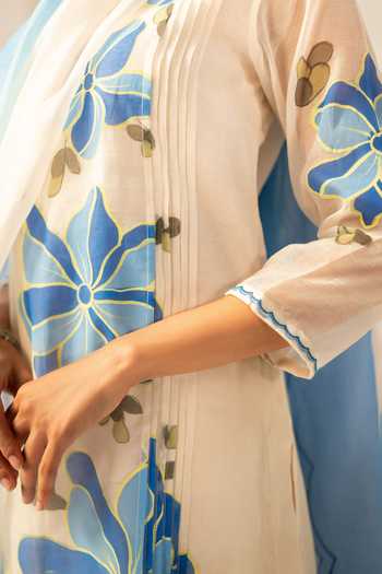 AM by Anita Mittal_Off White Cotton Round Neck Zoya Embroidered Kurta Set _at_Aza_Fashions