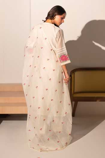 Shop_AM by Anita Mittal_Off White Chanderi Round Neck Zia Cross-stitch Mul Kurta Set _at_Aza_Fashions