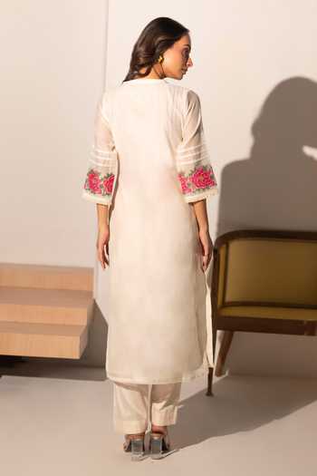 AM by Anita Mittal_Off White Chanderi Round Neck Zia Cross-stitch Mul Kurta Set _Online_at_Aza_Fashions