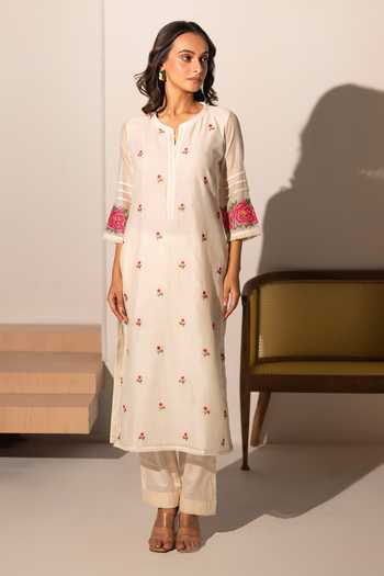 Buy_AM by Anita Mittal_Off White Chanderi Round Neck Zia Cross-stitch Mul Kurta Set _Online_at_Aza_Fashions