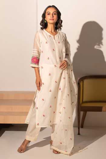 Shop_AM by Anita Mittal_Off White Chanderi Round Neck Zia Cross-stitch Mul Kurta Set _Online_at_Aza_Fashions
