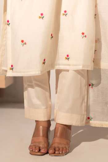 AM by Anita Mittal_Off White Chanderi Round Neck Zia Cross-stitch Mul Kurta Set _at_Aza_Fashions