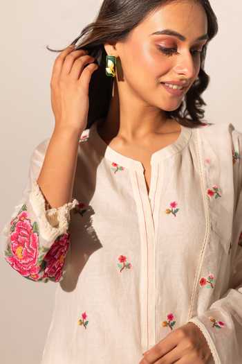 Buy_AM by Anita Mittal_Off White Chanderi Round Neck Zia Cross-stitch Mul Kurta Set 