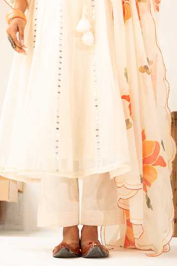 AM by Anita Mittal_Off White Chanderi V-neck Zoya Mul Anarkali Set _Online_at_Aza_Fashions