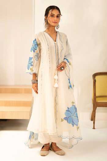 AM by Anita Mittal_Off White Chanderi V-neck Zoya Mul Anarkali Set _Online_at_Aza_Fashions