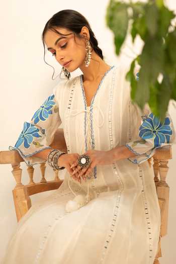 Shop_AM by Anita Mittal_Off White Chanderi V-neck Zoya Mul Anarkali Set 