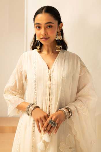 AM by Anita Mittal_White Chanderi V-neck Zara Mul Anarkali Set _Online