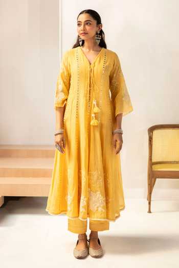 AM by Anita Mittal_Yellow Chanderi V-neck Zara Mul Anarkali Set _Online_at_Aza_Fashions