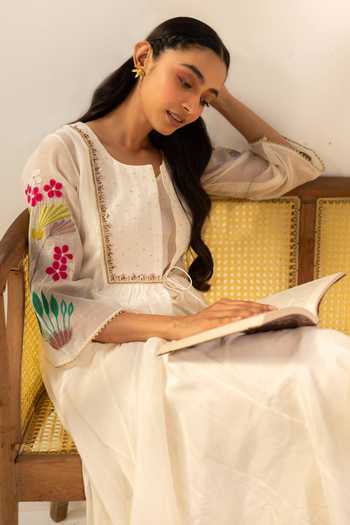 AM by Anita Mittal_White Chanderi Round Neck, Yes Zuri Mul Tunic And Pant Set _at_Aza_Fashions