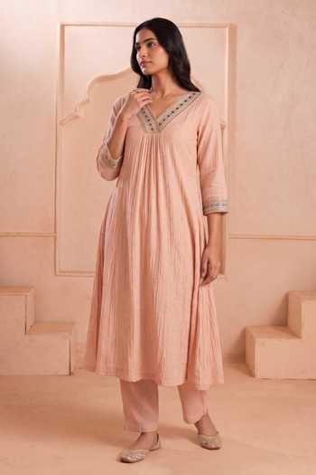 Two Sisters By Gyans_Pink Chanderi V-neck Mul Hand Embroidered Kurta Set _Online_at_Aza_Fashions